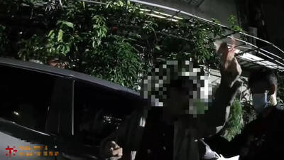 醉漢自白「被通緝」真的是通緝犯 無厘頭拿百元鈔給警稱「別抓我」