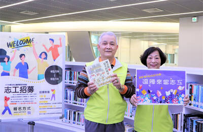 自製繪本、教摺紙鯊魚  長輩圖書館當說故事志工開啟精采退休人生