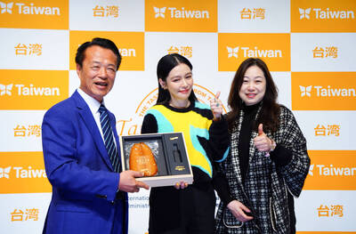 東京食品展翁章梁曝光「果乾烏魚子」 贈烏魚子給神秘嘉賓徐若瑄