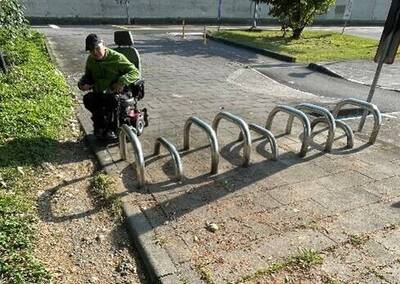 新北狂設「路阻」製造行人地獄 身障團體怒：我們比狗還不如？