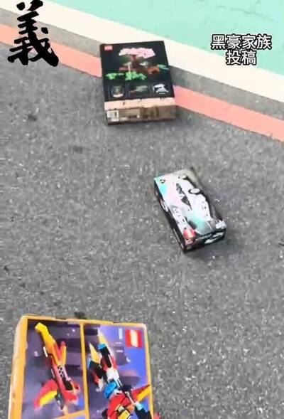 夫妻爆衝突朝住處外丟玩具 險砸路過民眾