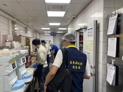 迴轉壽司店「小小強」爬入盤 苗縣衛生局稽查、總公司發聲明道歉