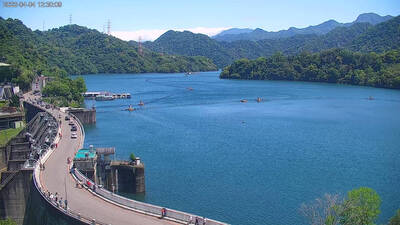 石門水庫炸雨大進補 網友圍觀「鏡頭君」即時影像線上祈雨