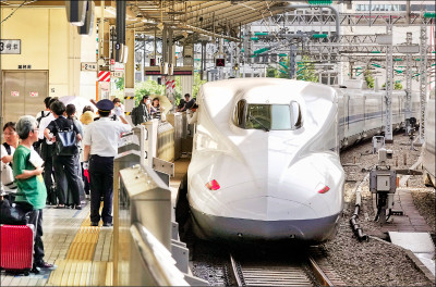 中英對照讀新聞》50 discontinued Shinkansen food carts will soon be up for grabs 50輛停用的新幹線餐飲推車即將開放搶購