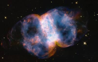 「宇宙啞鈴」新照 為哈伯望遠鏡慶生