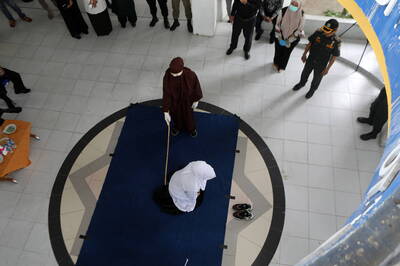 印尼夫妻婚外性行為 慘遭鞭刑畫面曝光
