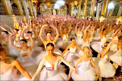 中英對照讀新聞》How many ballerinas can dance on tiptoes in one place?多少芭蕾舞者可在同一處踮起腳尖跳舞？