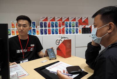 70歲長輩還用iPhone 8！換新機怎麼挑 網推「這支」：再戰10年