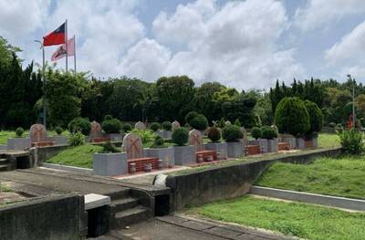 大不敬！竹市示範公墓24個墓碑遭塗紅X 市府已報警