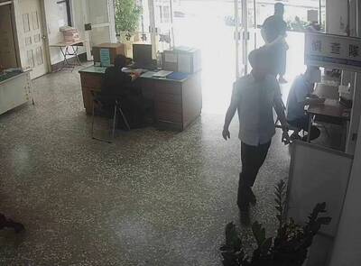 台中警查緝網路博奕小隊長在場遭疑縱放 警提時序表自清