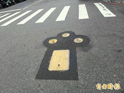 高雄最廢景點！路面重鋪意外出現「貓貓手印」 網友給4.8顆星