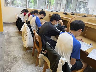國中會考首日雲林考區6件違規 手表響聲、帶智慧型手表……