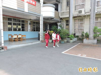 會考首日中投考區違規多 戴智慧手環、附量角器功能文具……
