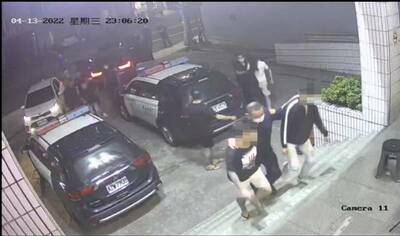 詐團黑吃黑談判破裂 竟囂張在派出所前打群架