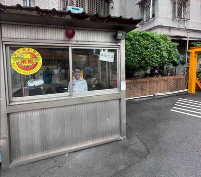 連保全都省了？路過停車場「見這幕」！網笑翻「晚上經過嚇破膽」