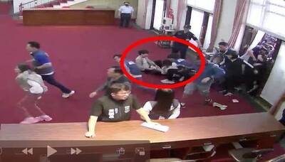 拿出監視畫面控徐巧芯踹腳、壓制 陳亭妃：蓄意傷害的鐵證