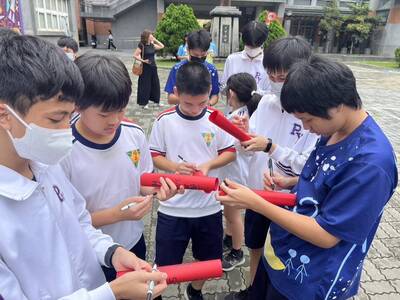 竹市培英國中5A接力！今年182人5A 校長不跳池改學長姐寫5A祝福接力棒