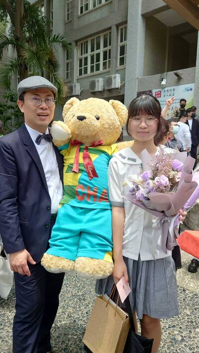 國中會考》保險員父拿26級分 女兒今年「後來居上」考贏爸爸