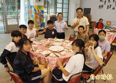 投縣偏鄉爽文國中會考5A創紀錄 校長校園辦桌被讚爆！