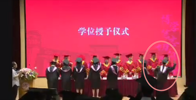 不滿學風糜爛、體制敗壞！中國復旦大學畢業生痛揍師長