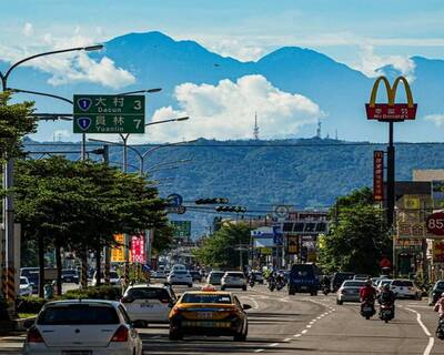 不是P圖！夏至日彰化花壇與玉山山脈同框⋯相隔60公里