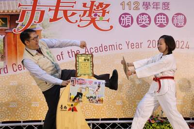 市長陪你拍 台南市長獎頒獎學生卯起來玩