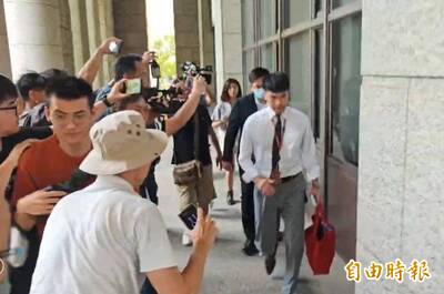 桃園地院下午開鄭文燦聲押庭  檢察官神情嚴肅步入法院