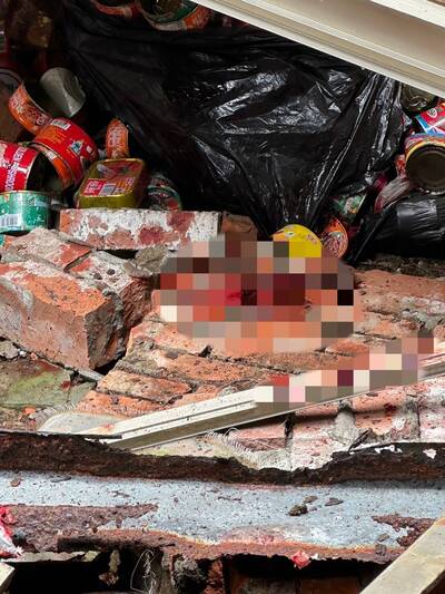 颱風天修頂樓水塔遇倒塌  屋主滿身血瓦礫堆中救出逃死劫