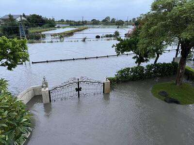 宜蘭員山七賢淹水1米半成汪洋  受困居民躲屋頂度過颱風夜