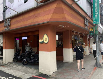 手搖「大茗」通化店遭爆杯底有濕紙巾 衛生局稽查業者喊冤