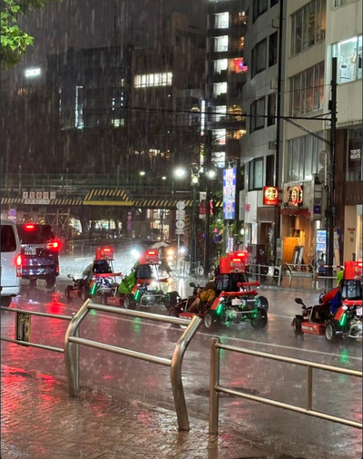 東京暴雨！澀谷街頭「瑪利歐賽車」淋成落湯雞 網笑：玩到困難模式了