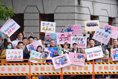 持陳傑憲「無頭照」現身遊行挨轟 陳智菡：上面可以是任何人
