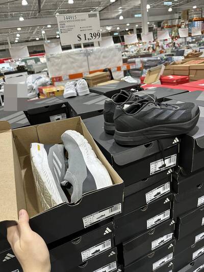 好噁！逛美式大賣場買新鞋  打開鞋盒驚見舊鞋散發臭味