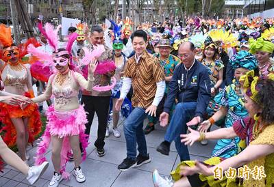 松山文創變時尚伸展台！移民節登場 蔣萬安率隊面具踩街