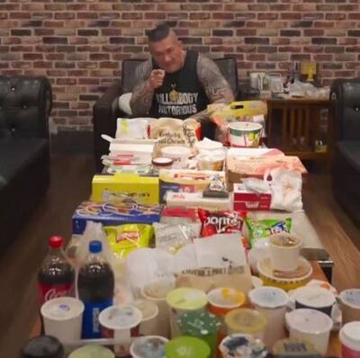 滿滿一桌嚇死人！館長開箱披薩被切割 開地圖砲狂嗑60品牌：歡迎抵制