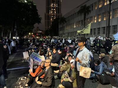 小草被擋怒拍打拒馬 北院外發「Excel Pay」抗議