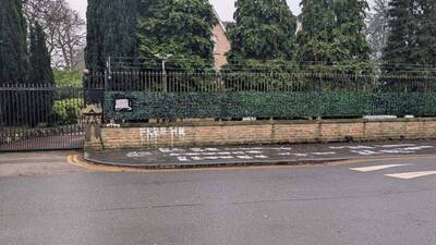 中國駐曼徹斯特領館被潑漆 記者採訪竟遭恐嚇「知道你的地址」