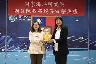 國海院人事異動！卸任院長獲頒獎章 首位女院長是拜登的校友