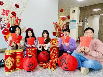 竹市稅務局邀12名師揮毫 1/10免費領春聯、捐發票再送好禮