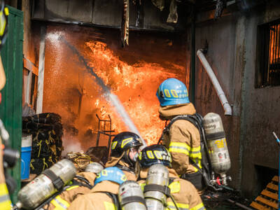 南韓工業區深夜惡火 吞噬7家工廠