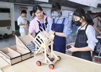 手作運輸車、冰箱裡的魔法阿嬤APP 高雄中小學科技教育競賽飆創意