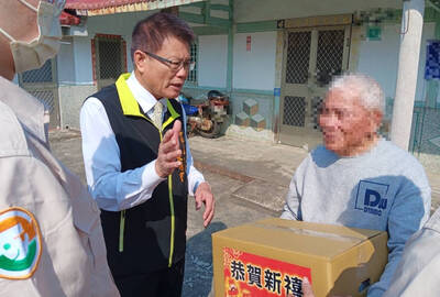 台南學甲送幸福年菜給老弱 警分局提醒走春交管路段