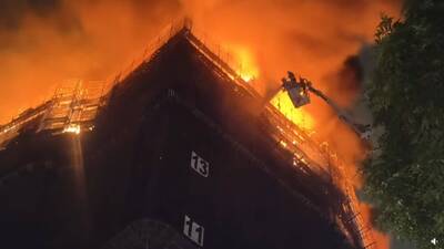 新北新莊副都心工地凌晨火警  17樓建物樓頂濃煙直竄