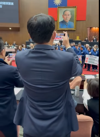 刪完預算民眾黨幫國民黨開心拍合照 林俊憲：最忠實8人僕從