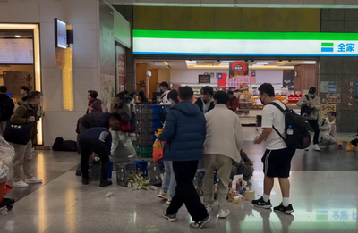 台灣最美風景！飲料散落路人蹲地協助撿 全家發「尋人啟事」致謝