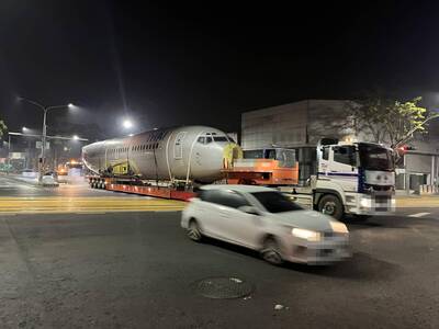 他半夜走路驚見「飛機上路」 網笑：沒有翅膀是火車