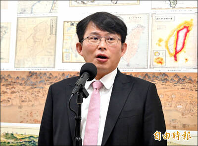 保障營養午餐品質卻刪教材費 黃國昌挨轟：學校餵學生吃紙？
