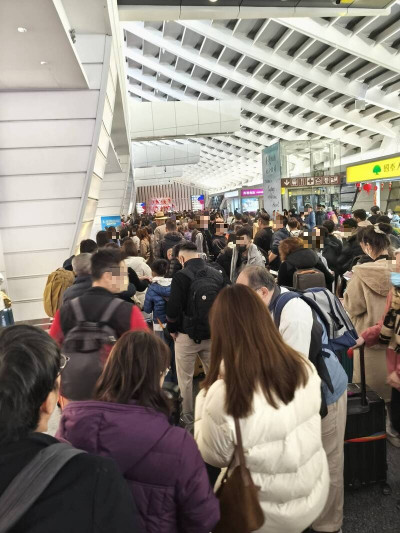 曝年假第一天桃園機場擠爆圖！ 她怨：商務艙等1個小時才check in