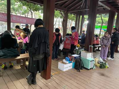 罷免行動如火如荼！淡水民眾冒雨排隊、桃園志工涼亭內架電燈