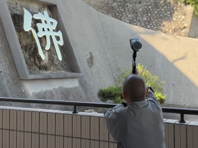 大膽！壽山猴子入侵佛寺 法師持漆彈槍「物理超渡」畫面曝